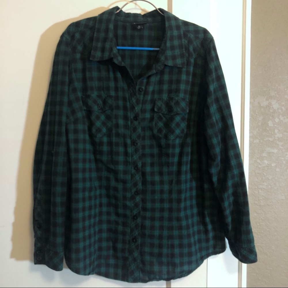 Green plaid lightweight tab sleeve camp shirt